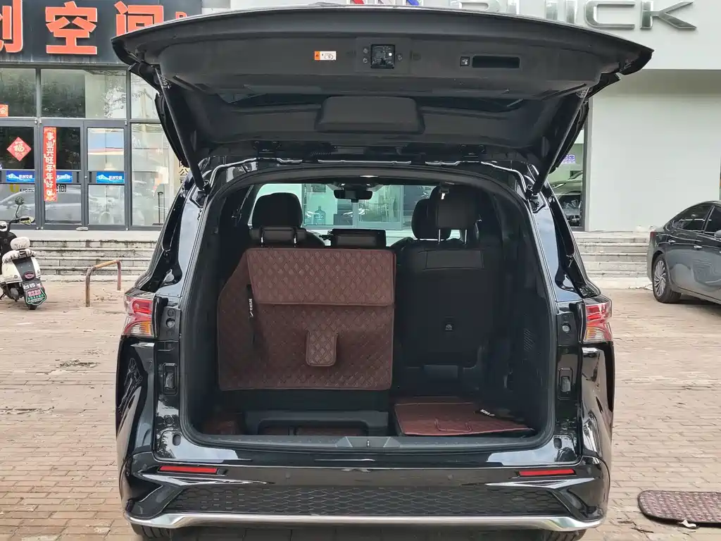 Granvia 2.5 L Hybrid Distinguished PLUS 4 WD