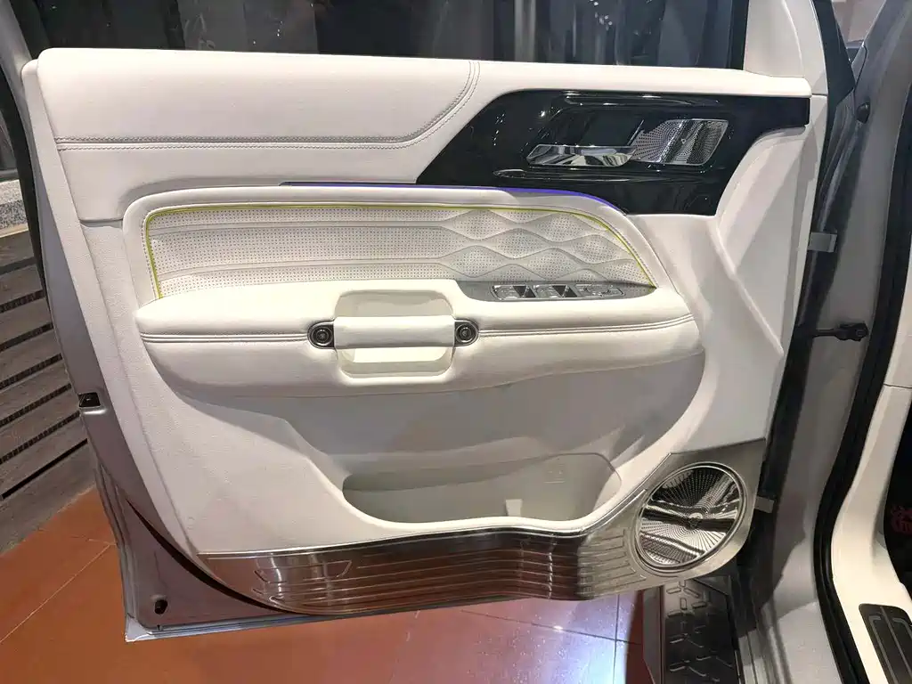 Tank 300 Co-Creation 2.0 T Cyber Tank