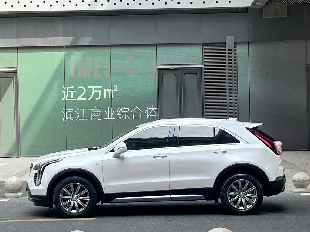 Cadillac XT4 28 T 2 WD Leading