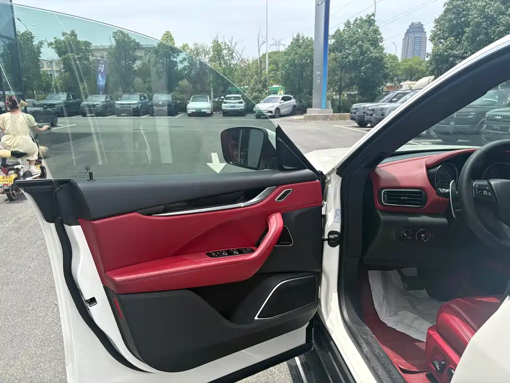 Levante 3.0 T Standard