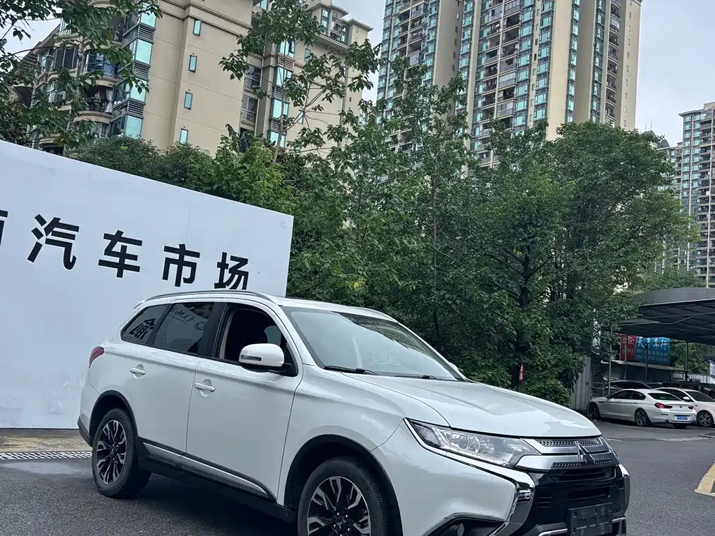 Outlander 2.0 L 2 WD Smooth Enjoyment 5-seat