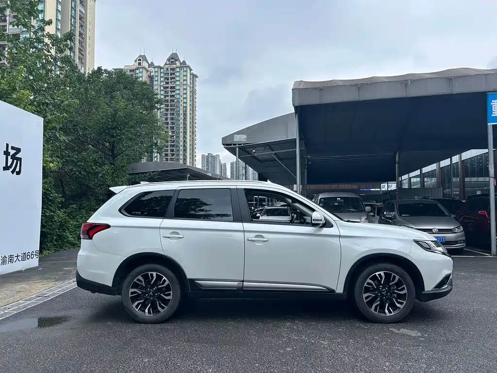 Outlander 2.0 L 2 WD Smooth Enjoyment 5-seat