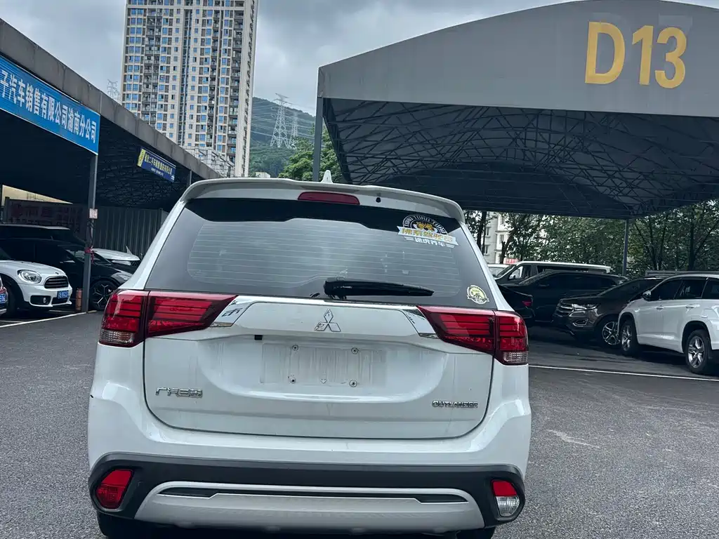 Outlander 2.0 L 2 WD Smooth Enjoyment 5-seat