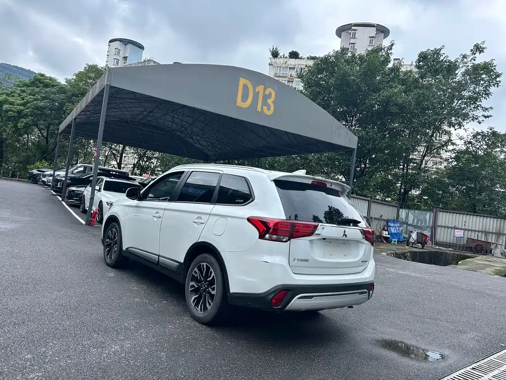 Outlander 2.0 L 2 WD Smooth Enjoyment 5-seat