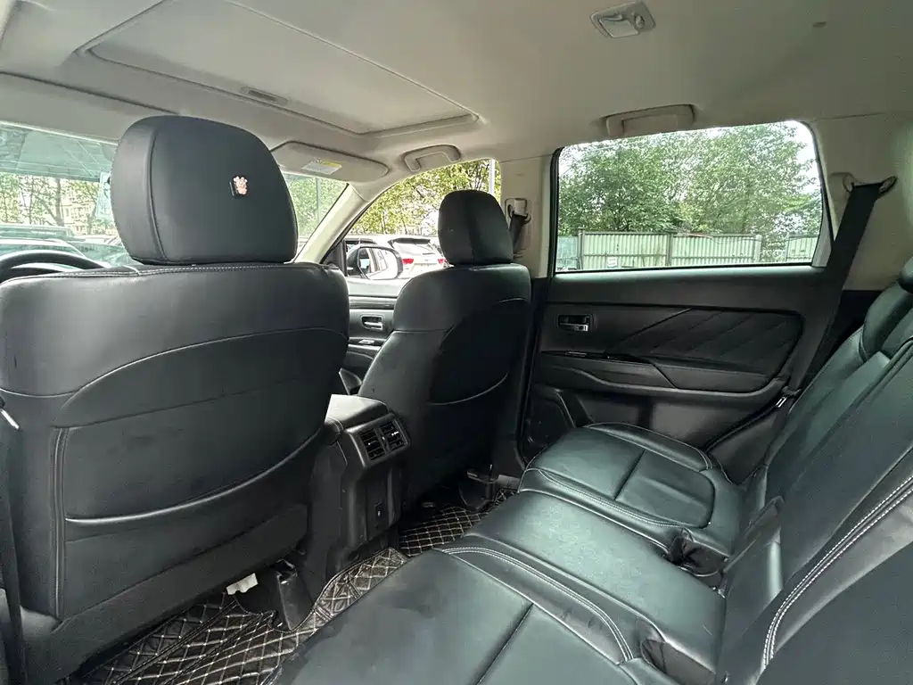 Outlander 2.0 L 2 WD Smooth Enjoyment 5-seat