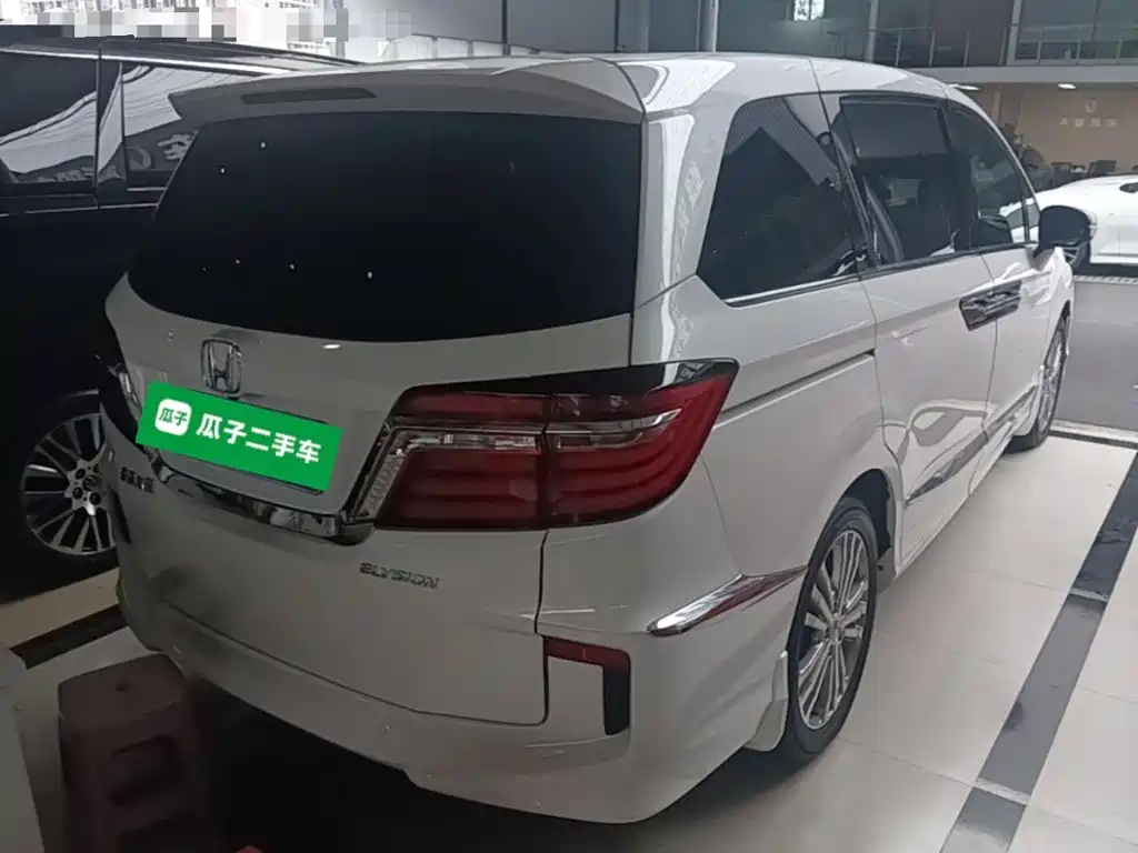 Elysion 2.4 L Luxury