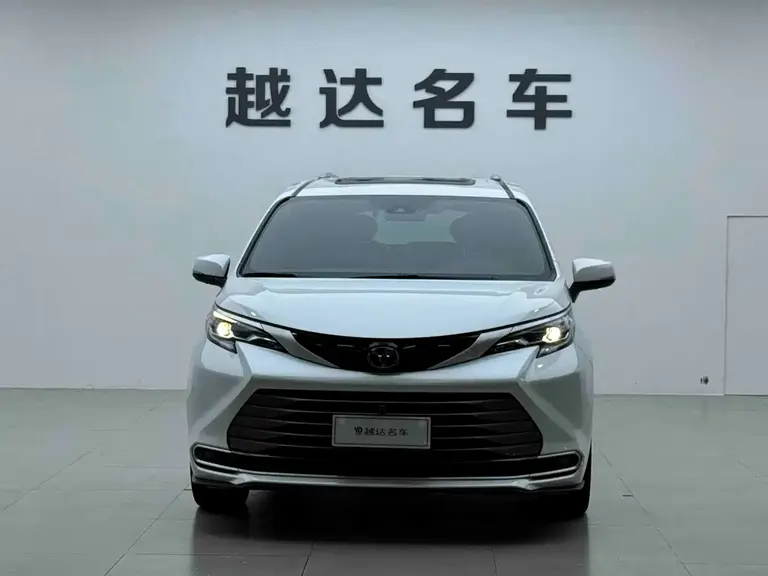 Toyota Sienna 2.5 L Hybrid Distinguished