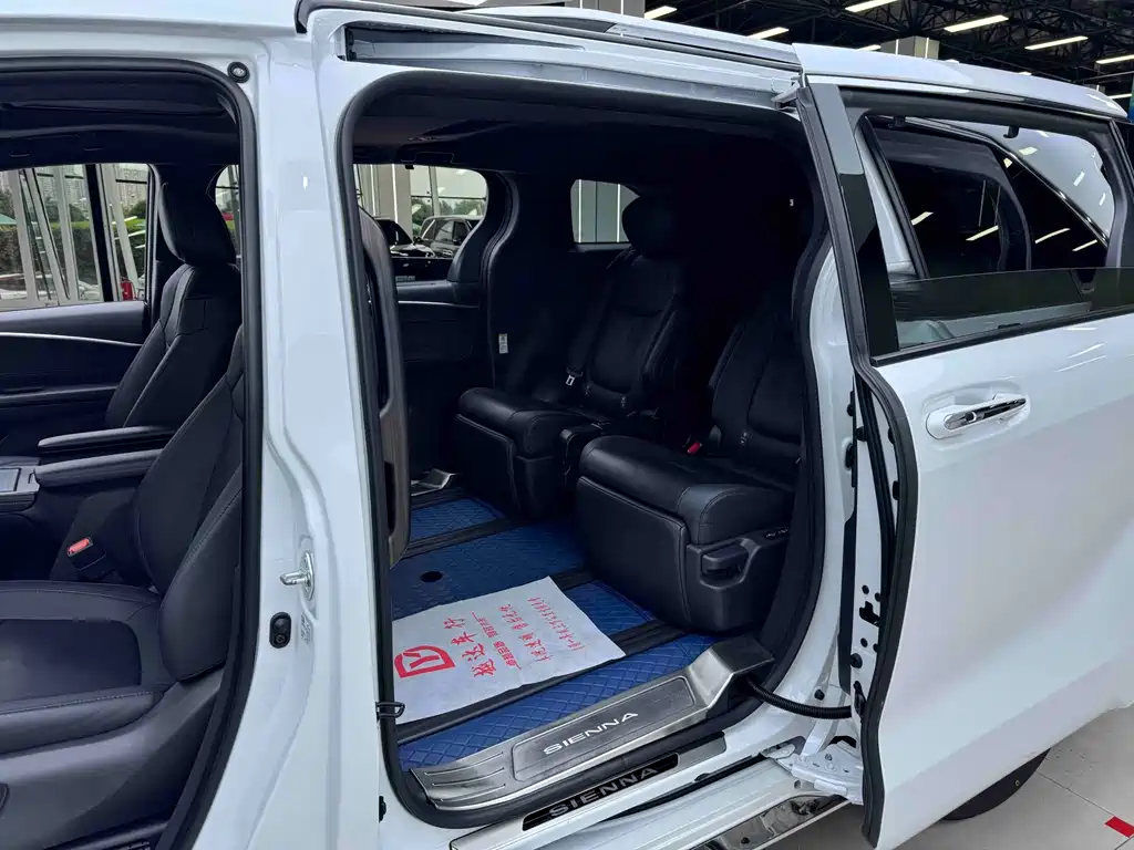 Sienna 2.5 L Hybrid Distinguished