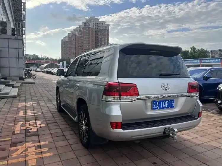 Toyota Land Cruiser (Import) 5.7 L Middle East