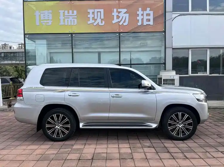 Land Cruiser (Import) 5.7 L Middle East