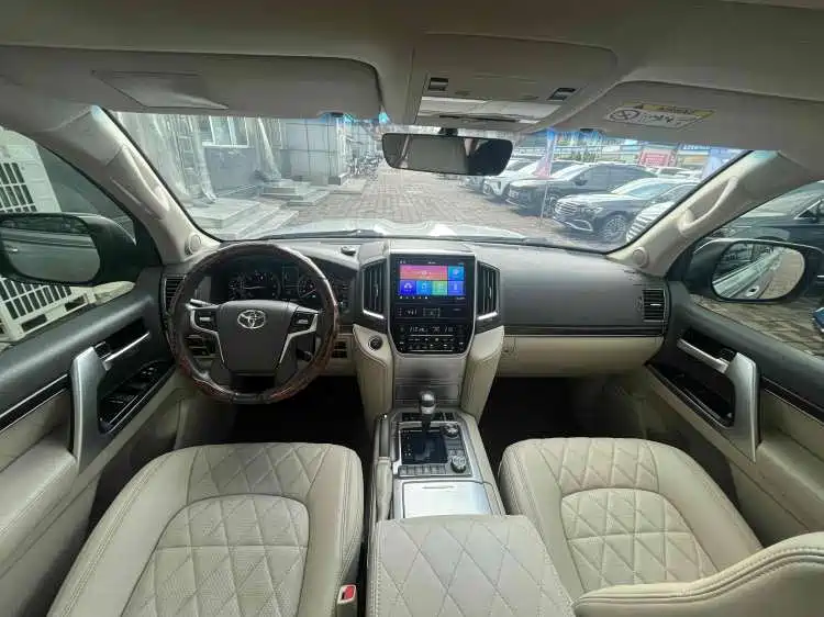 Land Cruiser (Import) 5.7 L Middle East