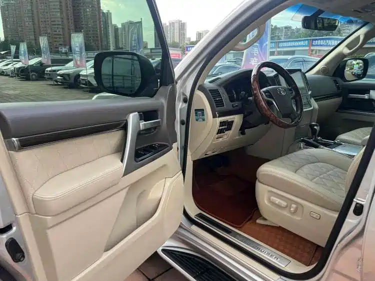 Land Cruiser (Import) 5.7 L Middle East