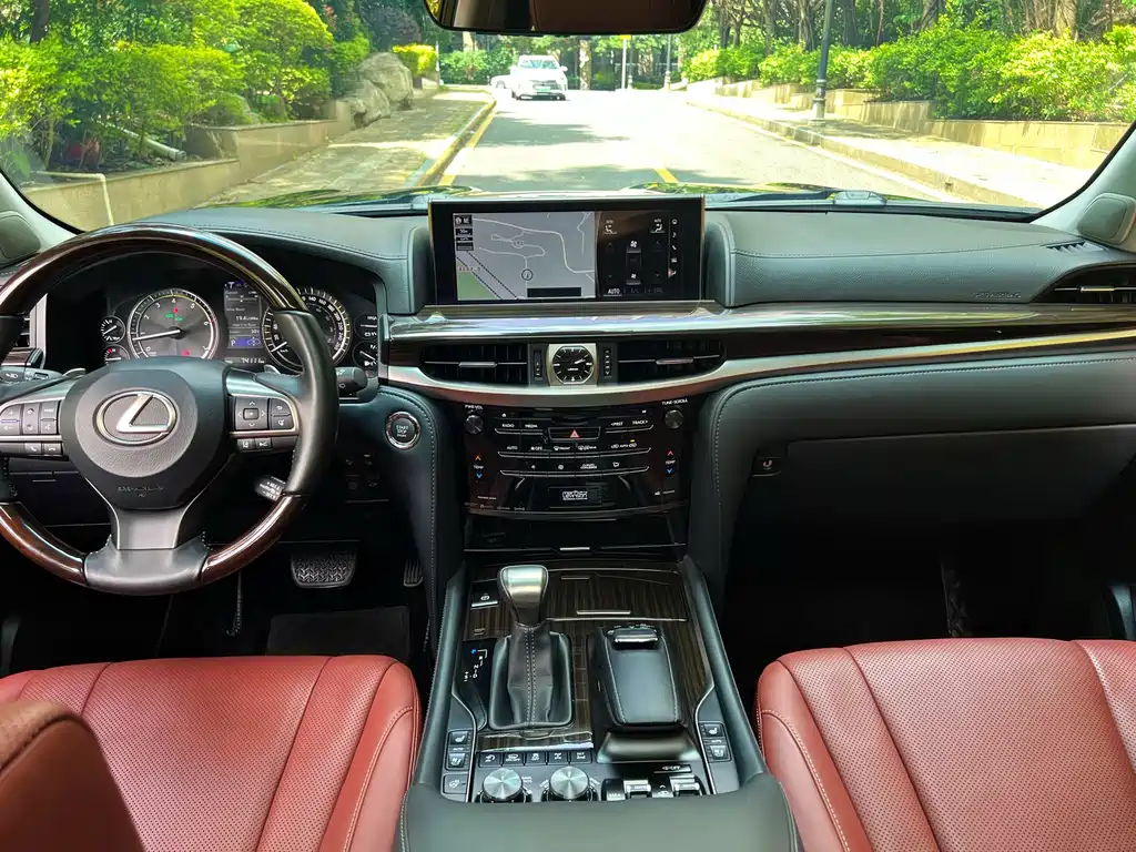 Lexus LX 570 Distinguished Luxury