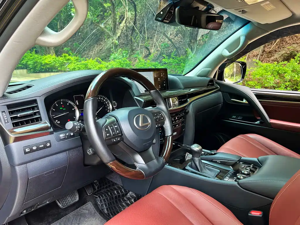 Lexus LX 570 Distinguished Luxury