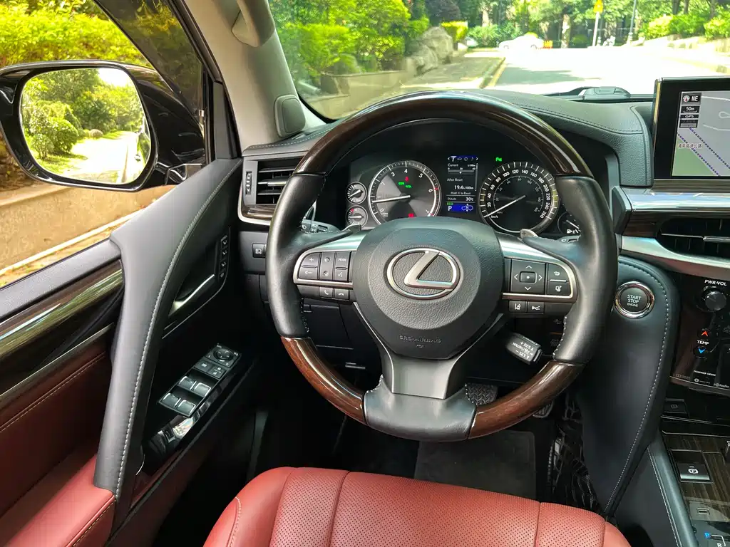 Lexus LX 570 Distinguished Luxury