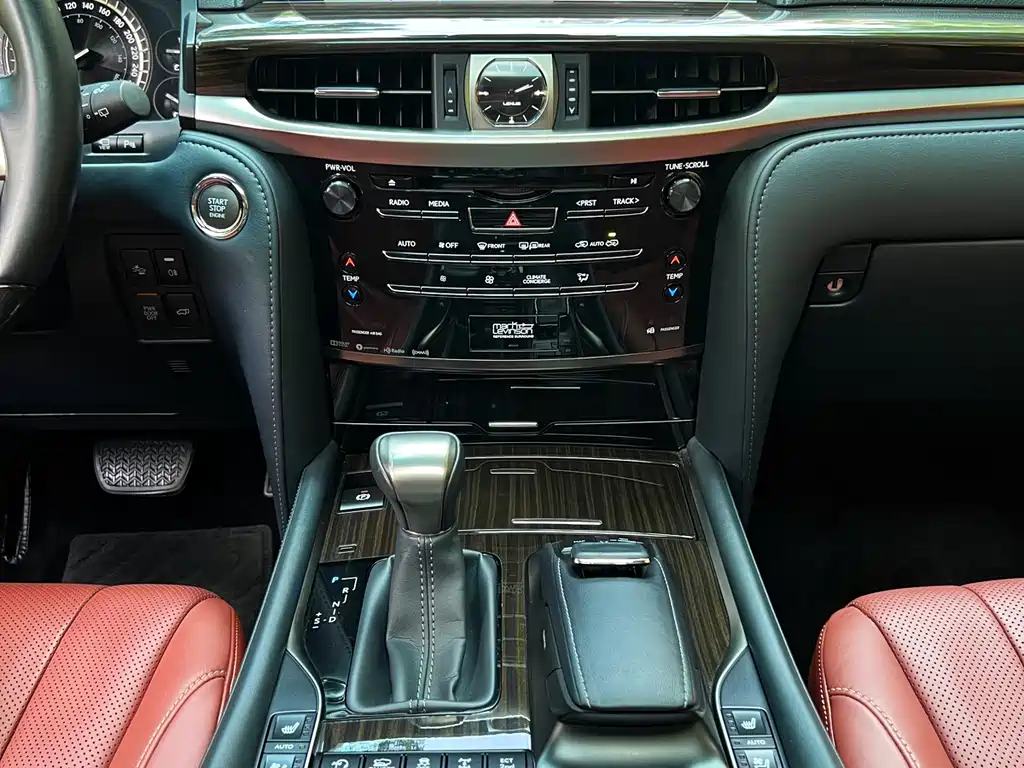 Lexus LX 570 Distinguished Luxury