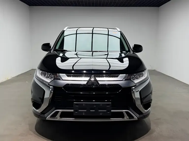 Mitsubishi Outlander 2.0 L 2 WD Smooth Travel 5-seat