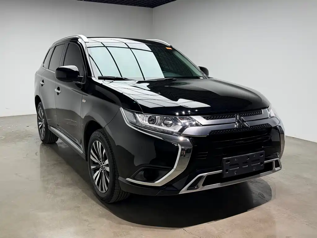 Outlander 2.0 L 2 WD Smooth Travel 5-seat