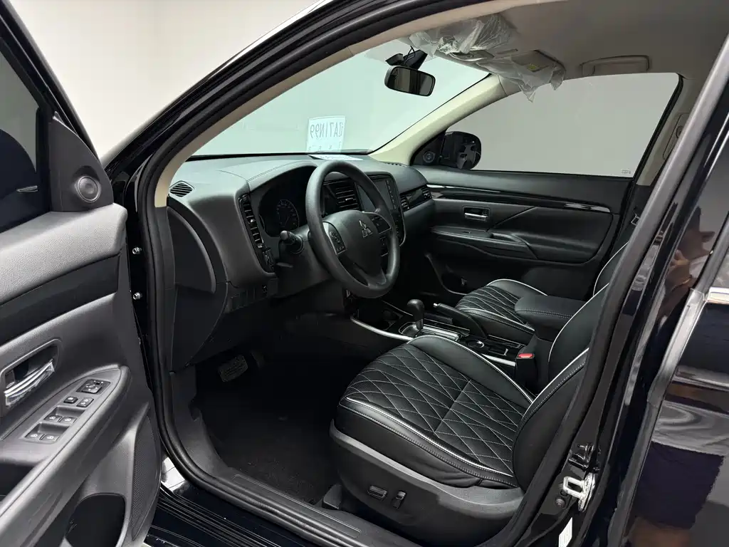 Outlander 2.0 L 2 WD Smooth Travel 5-seat