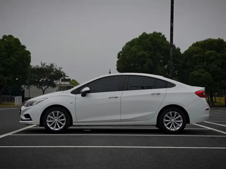 Chevrolet Cruze 320 Auto Pioneer Sunroof