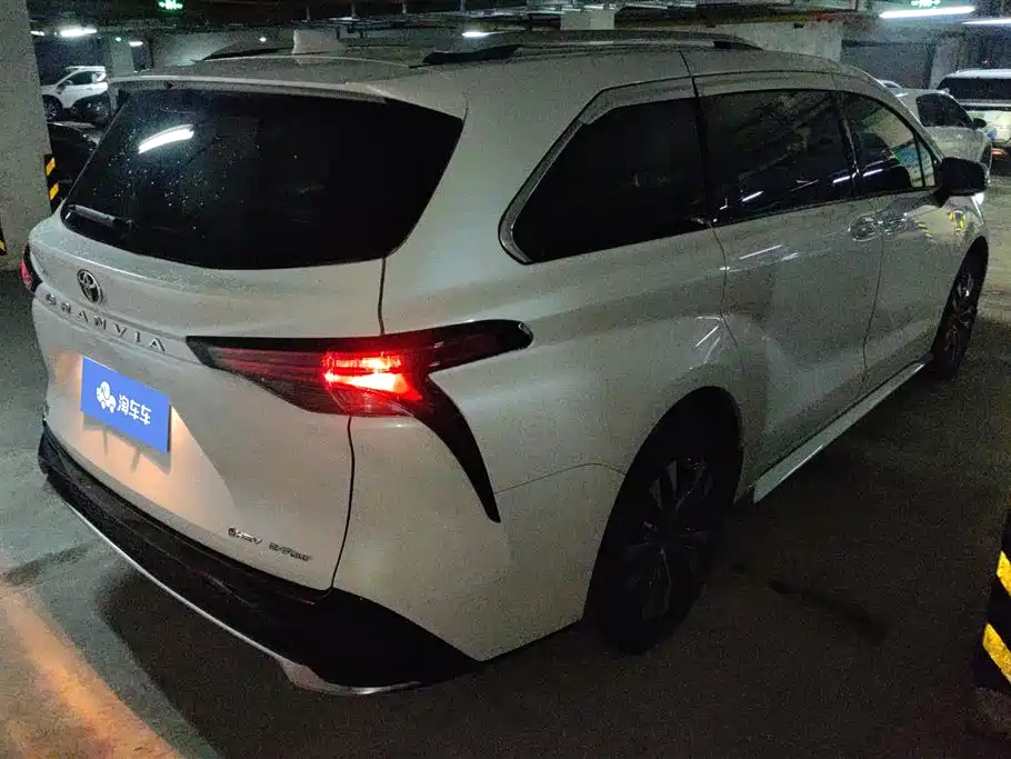 Granvia 2.5 L Hybrid Distinguished PLUS 4 WD