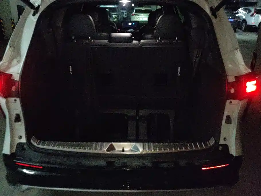 Granvia 2.5 L Hybrid Distinguished PLUS 4 WD