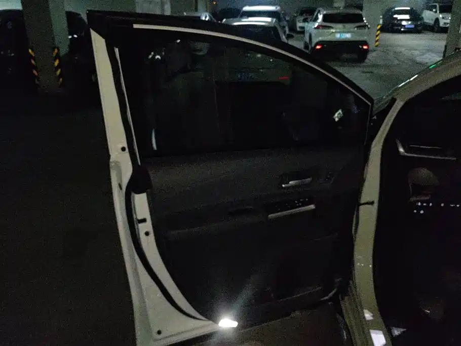 Granvia 2.5 L Hybrid Distinguished PLUS 4 WD