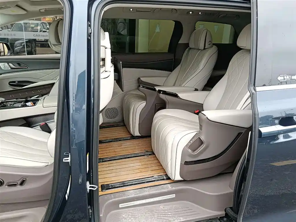 Denza D9 DM-i 970 4 WD Flagship