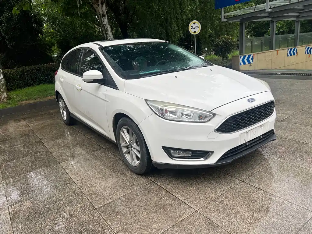 Focus Hatchback 1.6 L Auto Style Smart Travel