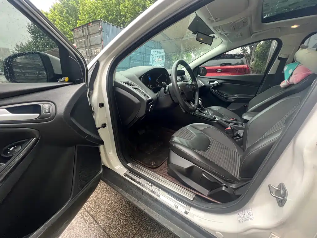 Focus Hatchback 1.6 L Auto Style Smart Travel