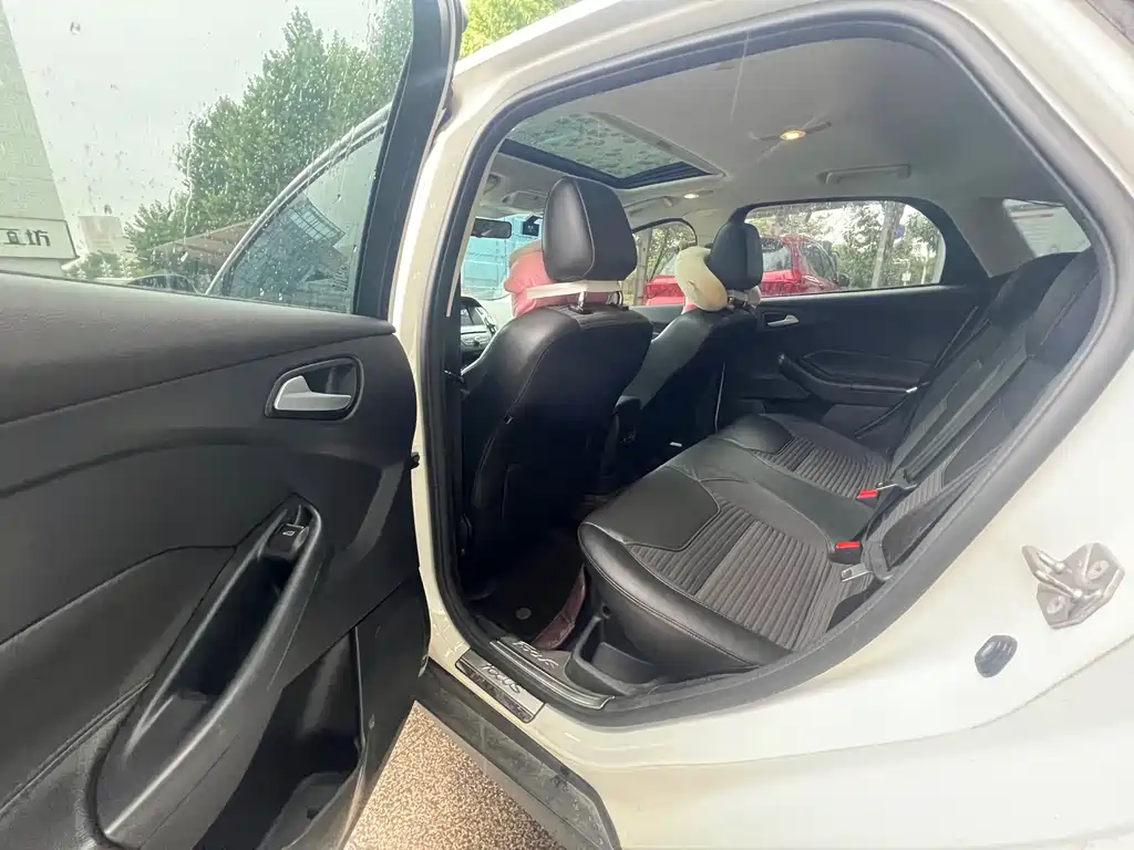 Focus Hatchback 1.6 L Auto Style Smart Travel
