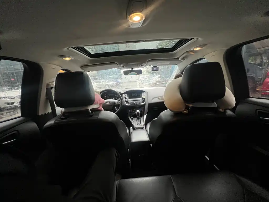 Focus Hatchback 1.6 L Auto Style Smart Travel