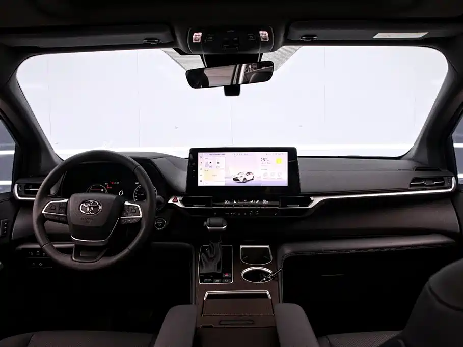 Granvia 2.5 L Hybrid Distinguished PLUS