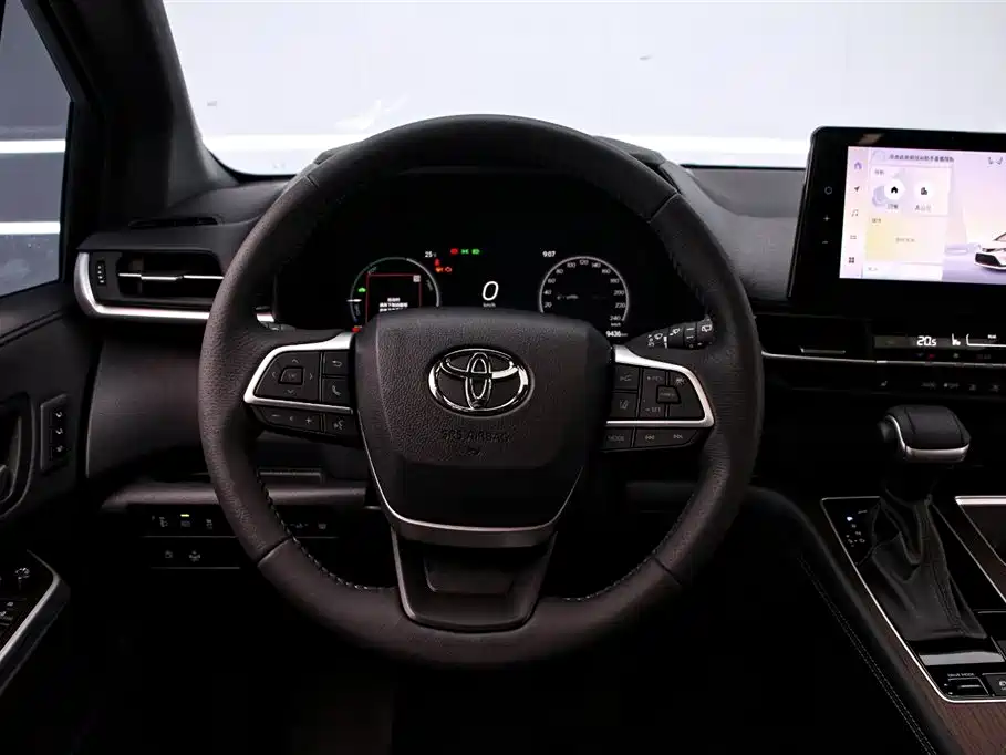 Granvia 2.5 L Hybrid Distinguished PLUS