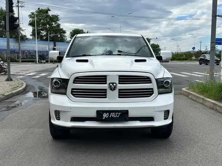 RAM Trucks 1500 5.7 L