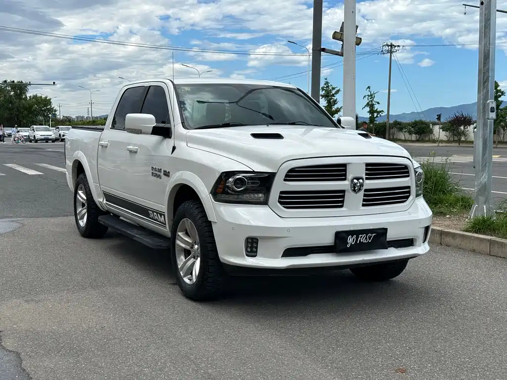 RAM Trucks 1500 5.7 L