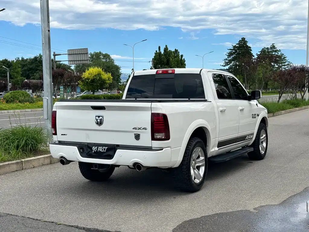 RAM Trucks 1500 5.7 L