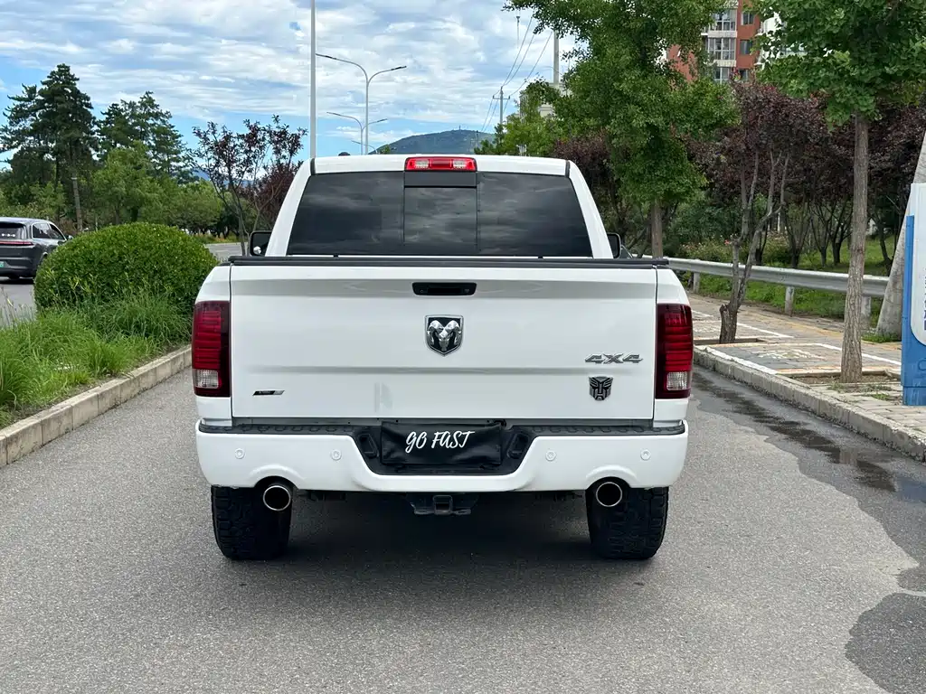 RAM Trucks 1500 5.7 L