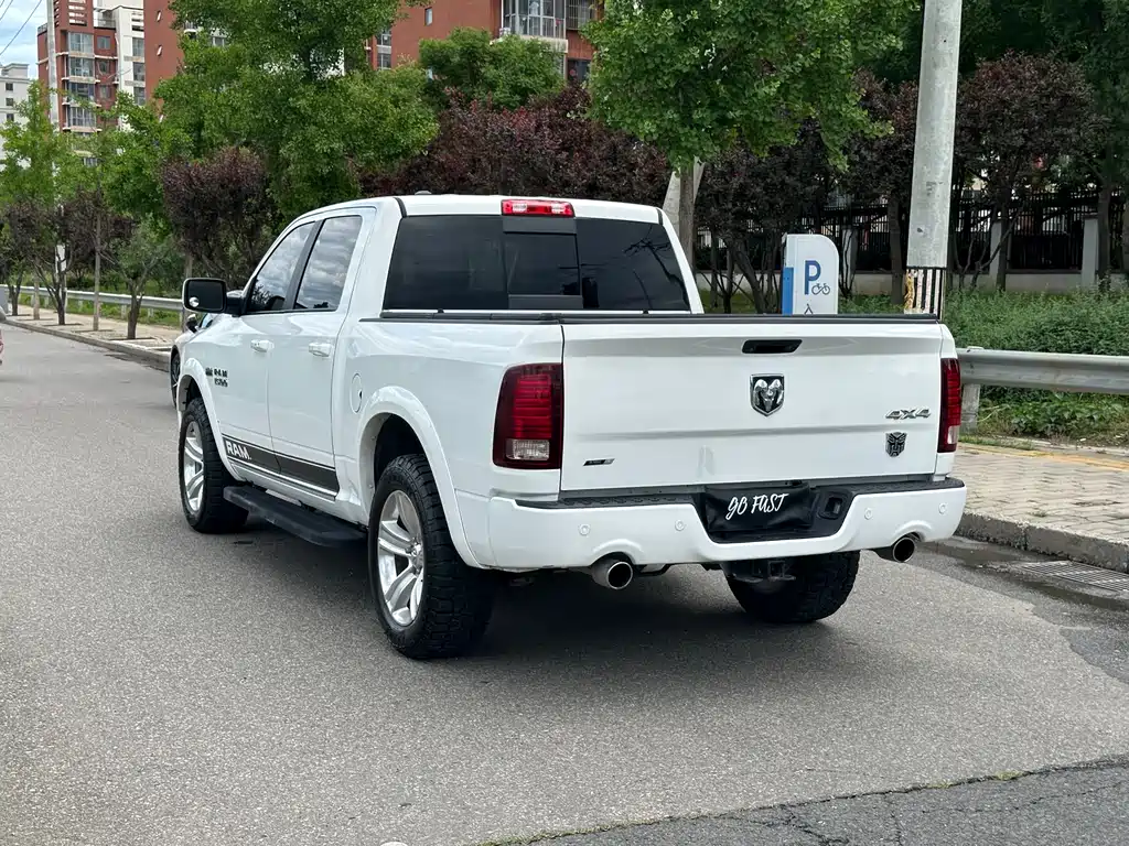 RAM Trucks 1500 5.7 L