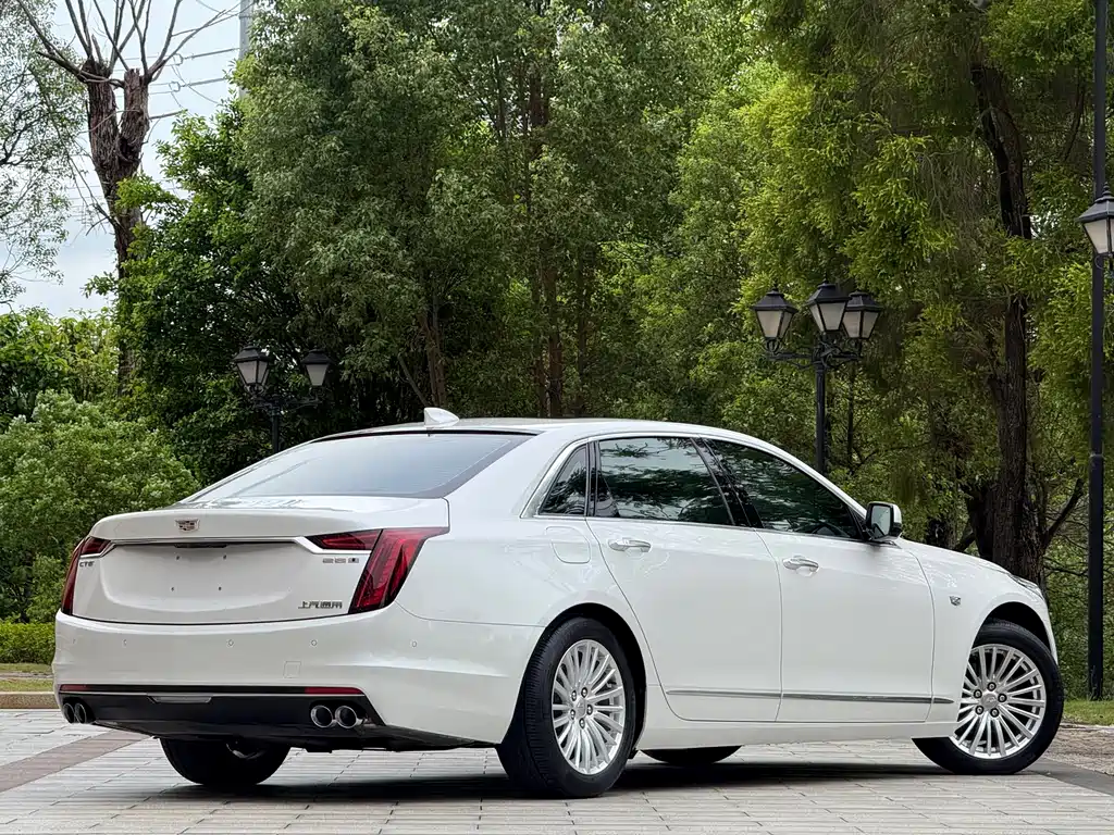 Cadillac CT6 28 T Leading Super Cruise