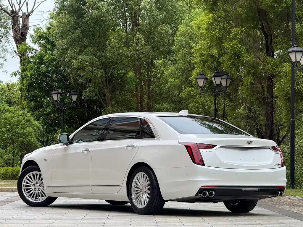 Cadillac CT6 28 T Leading Super Cruise