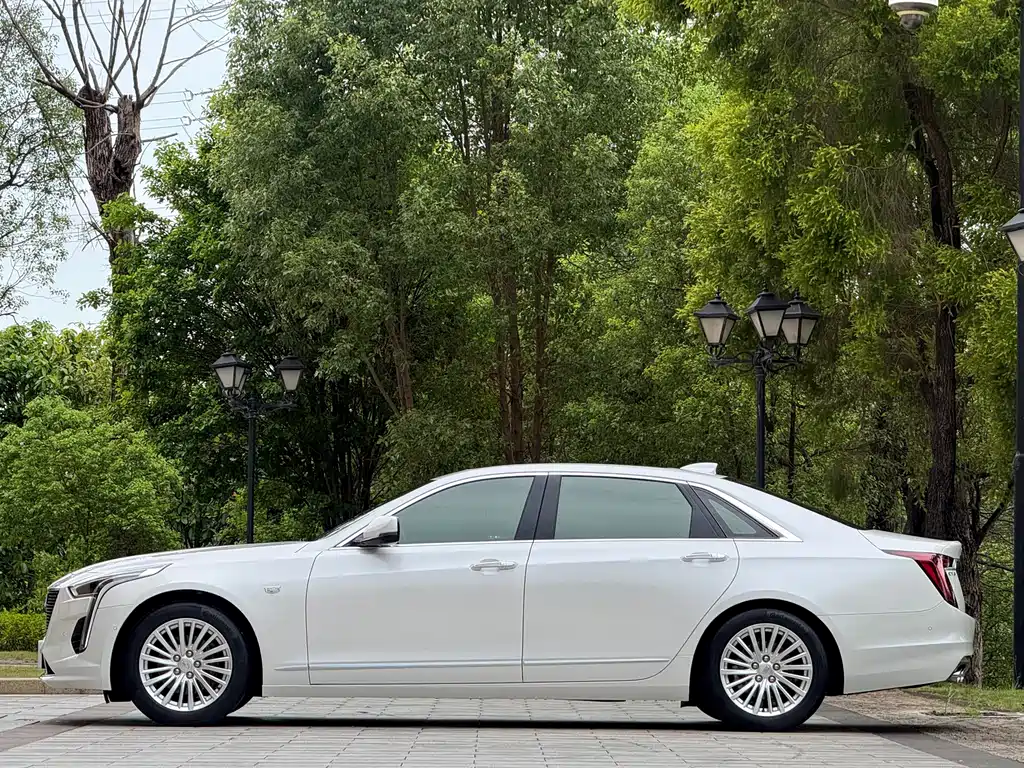 Cadillac CT6 28 T Leading Super Cruise