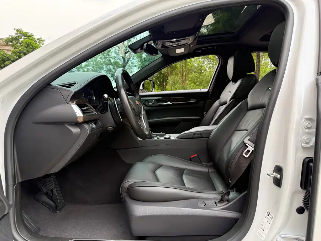 Cadillac CT6 28 T Leading Super Cruise