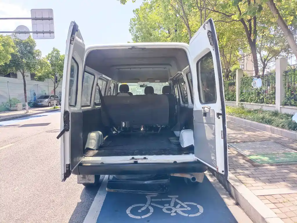 Transit Custom 2.8 T Commercial SWB Mid Roof 6 7 8-seatJX493