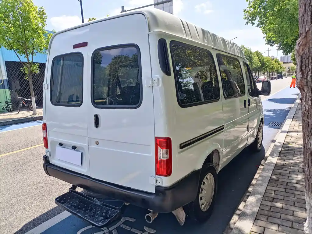 Transit Custom 2.8 T Commercial SWB Mid Roof 6 7 8-seatJX493