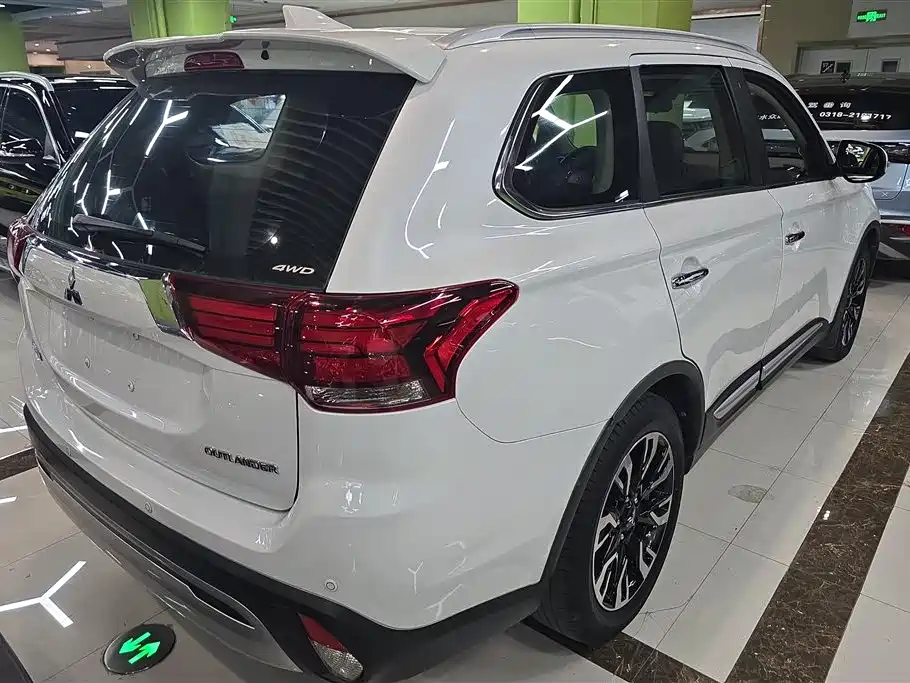 Outlander 2.4 L 4 WD Enjoyment 7-seat CN-VI