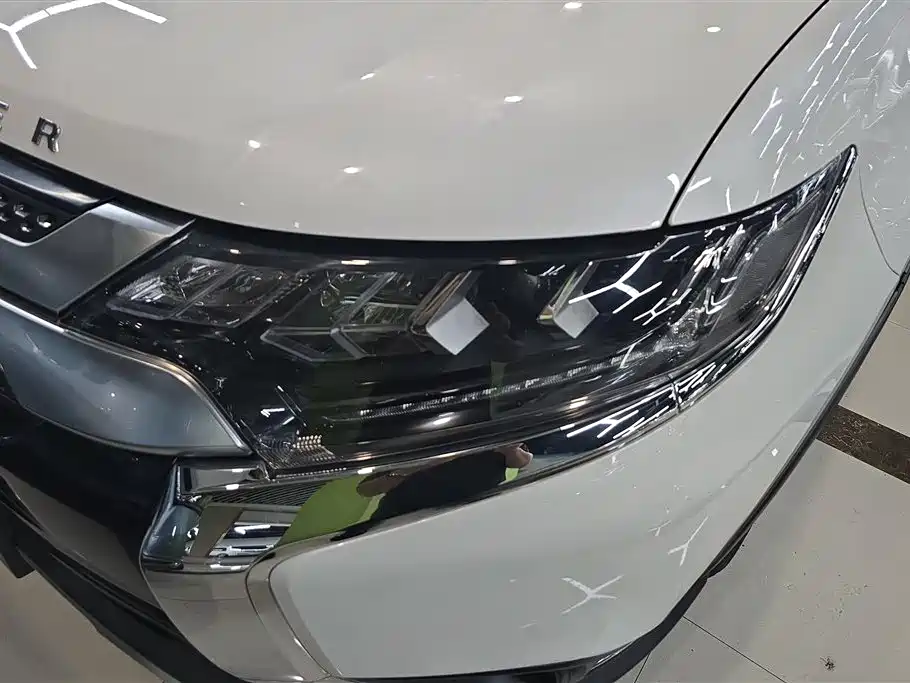 Outlander 2.4 L 4 WD Enjoyment 7-seat CN-VI