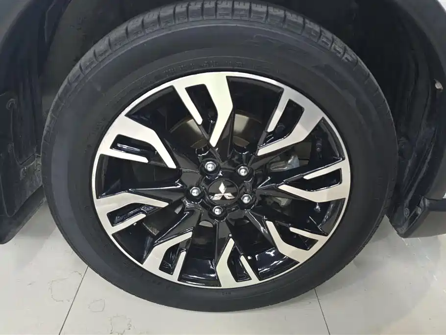 Outlander 2.4 L 4 WD Enjoyment 7-seat CN-VI