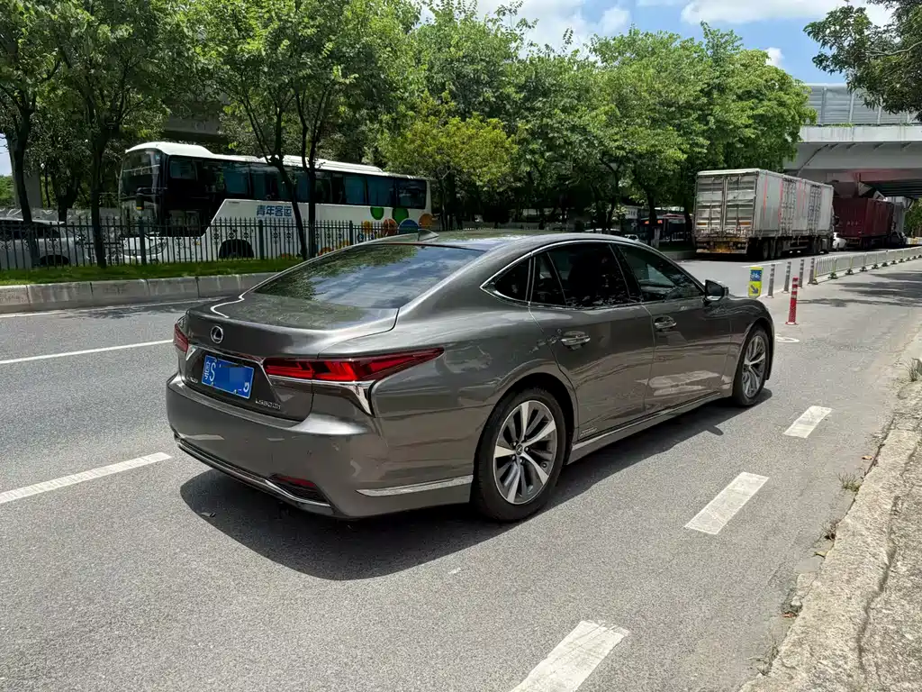 Lexus LS 500 h Outstanding CN-VI