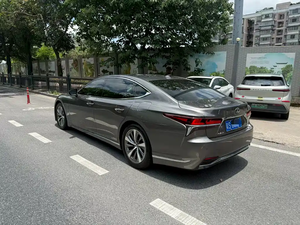 Lexus LS 500 h Outstanding CN-VI
